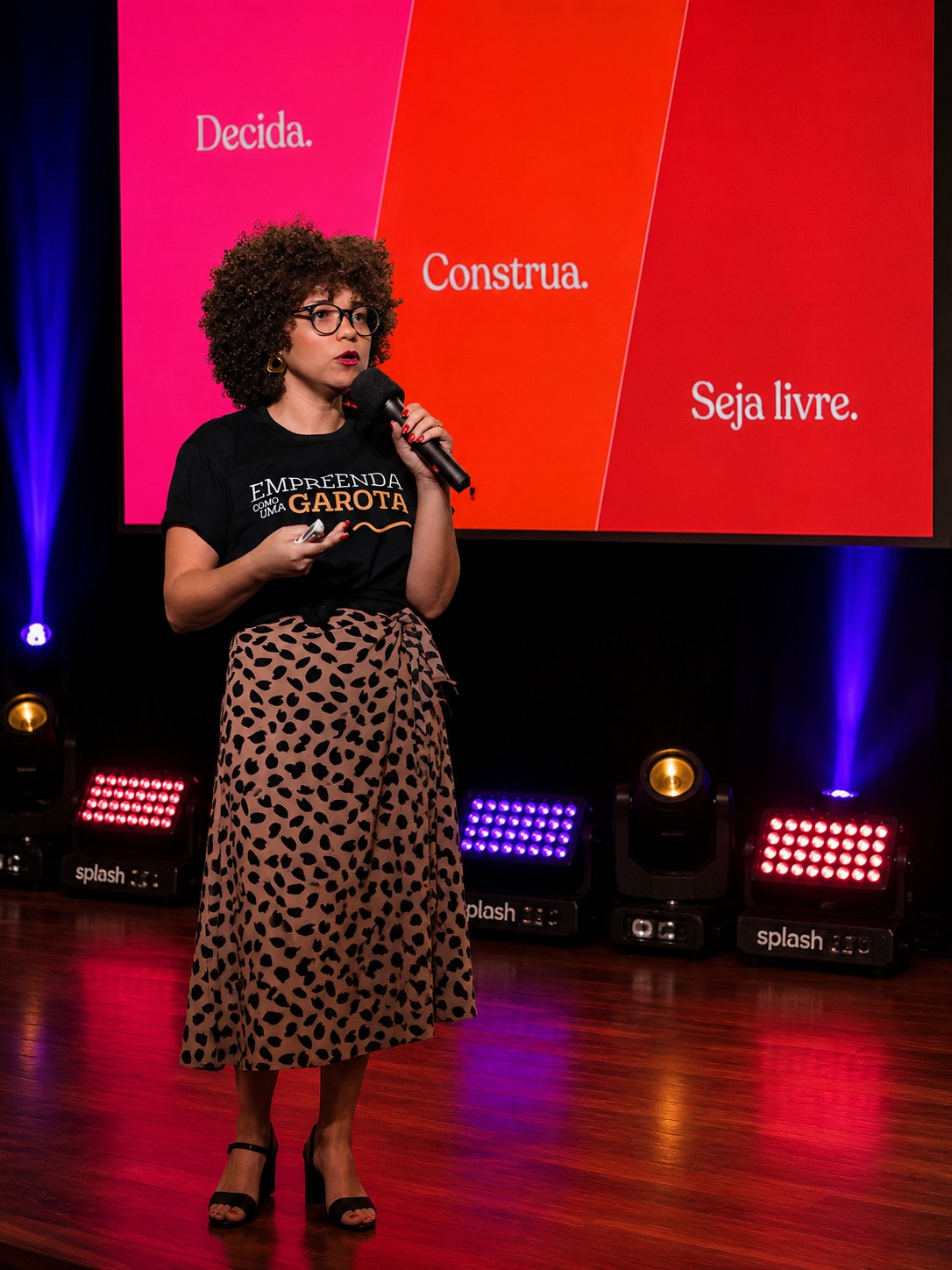 Bruna Félix no palco durante palestra