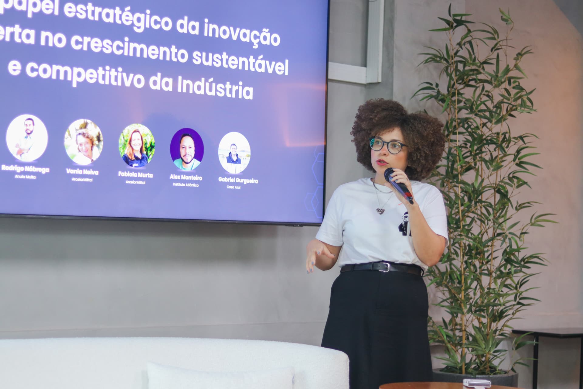Bruna Félix falando sobre inovação na indústria