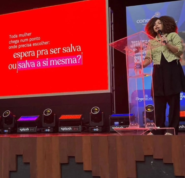 Bruna Félix palestrando em congresso