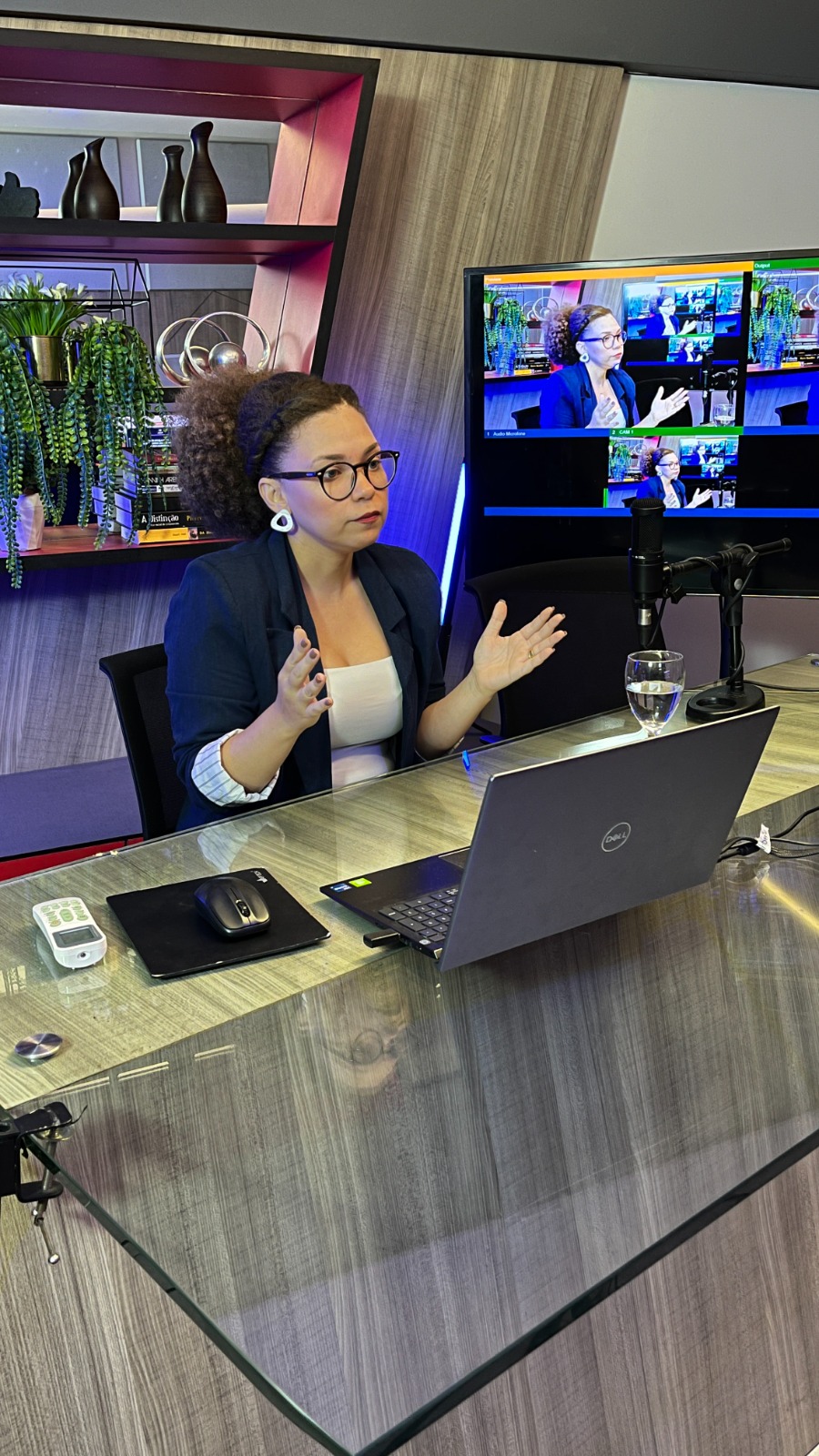Bruna Félix em gravação de estúdio